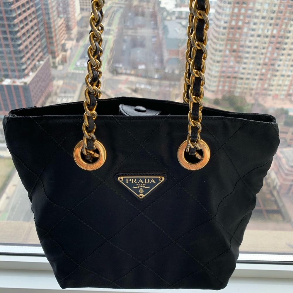 🌟PRADA 🌟BLACK QUILTED🌟GOLD CHAIN BAG!🌟
